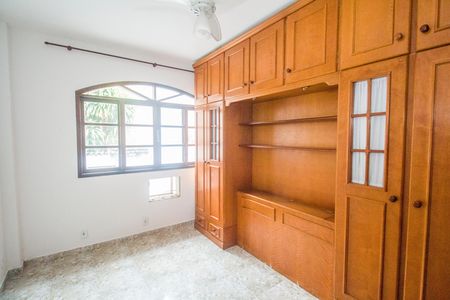 Quarto 1 de apartamento para alugar com 2 quartos, 63m² em Vila Valqueire, Rio de Janeiro
