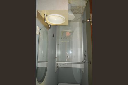 Casa de condomínio para alugar com 256m², 5 quartos e 4 vagasBanheiro de serviço