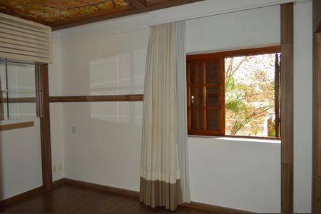 Casa de condomínio para alugar com 256m², 5 quartos e 4 vagasSuíte