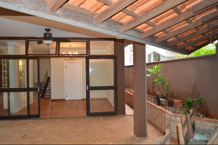 Casa de condomínio para alugar com 256m², 5 quartos e 4 vagasÁrea externa