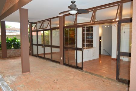 Casa de condomínio para alugar com 256m², 5 quartos e 4 vagasÁrea externa