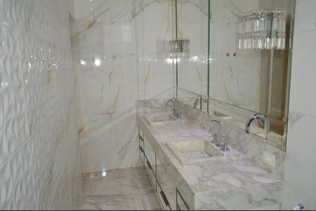 Casa de condomínio para alugar com 256m², 5 quartos e 4 vagasBanheiro da Suíte
