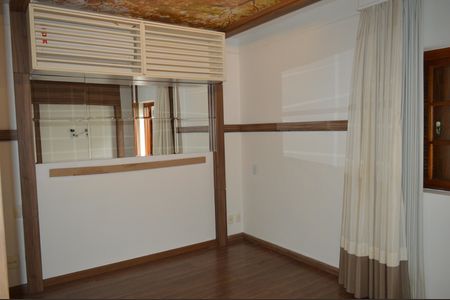 Casa de condomínio para alugar com 256m², 5 quartos e 4 vagasSuíte