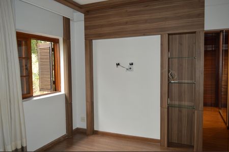 Casa de condomínio para alugar com 256m², 5 quartos e 4 vagasSuíte