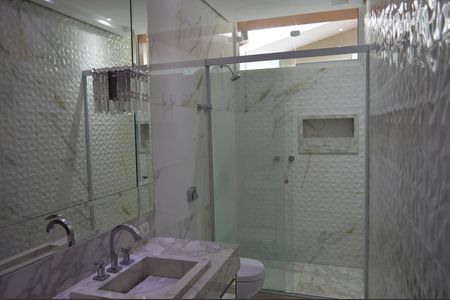 Casa de condomínio para alugar com 256m², 5 quartos e 4 vagasBanheiro da Suíte