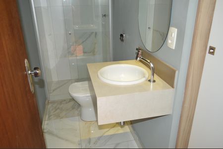 Casa de condomínio para alugar com 256m², 5 quartos e 4 vagasBanheiro de serviço