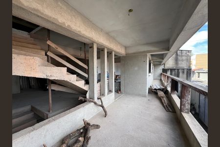 Casa à venda com 576m², 5 quartos e 3 vagas Casa à venda com 576m², 5 quartos e 3 vagasVaranda