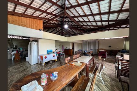 Casa à venda com 576m², 5 quartos e 3 vagas Casa à venda com 576m², 5 quartos e 3 vagasCobertura