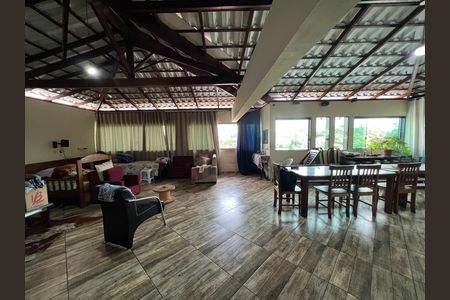 Casa à venda com 576m², 5 quartos e 3 vagas Casa à venda com 576m², 5 quartos e 3 vagasCobertura