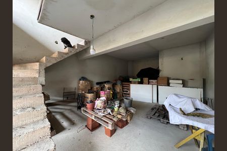 Casa à venda com 576m², 5 quartos e 3 vagas Casa à venda com 576m², 5 quartos e 3 vagasEscada