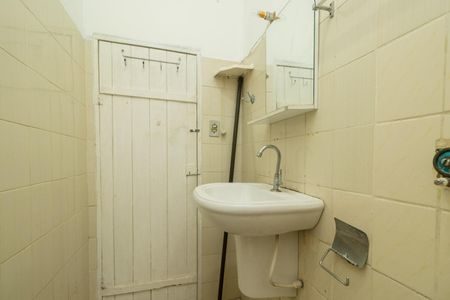 Casa para alugar com 55m², 1 quarto e 2 vagas Casa para alugar com 55m², 1 quarto e 2 vagasBanheiro social