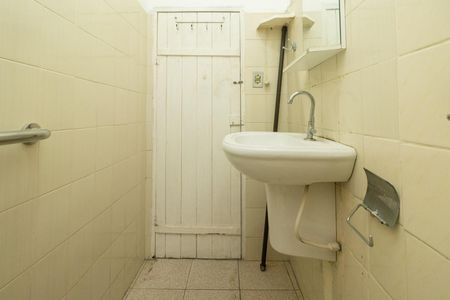 Casa para alugar com 55m², 1 quarto e 2 vagas Casa para alugar com 55m², 1 quarto e 2 vagasBanheiro social