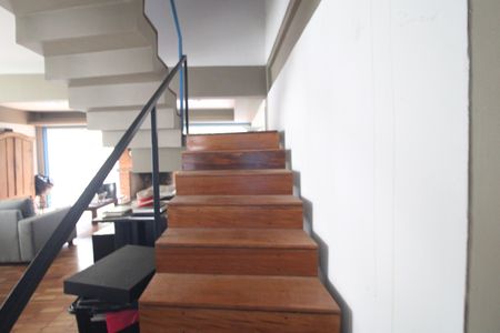 Escada de casa para alugar com 3 quartos, 238m² em Vila Nova Caledonia, São Paulo