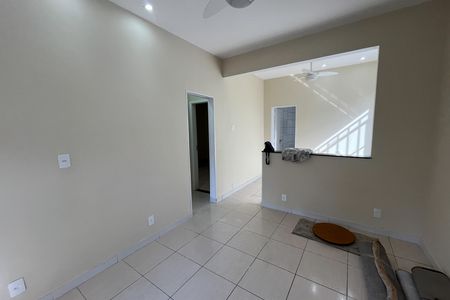 Sala de casa para alugar com 2 quartos, 89m² em Jardim Carioca, Rio de Janeiro