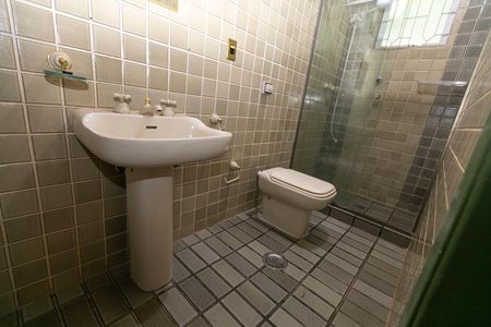 Casa de condomínio à venda com 612m², 7 quartos e 2 vagas Casa de condomínio à venda com 612m², 7 quartos e 2 vagasBANHEIRO SUITE Nº 2