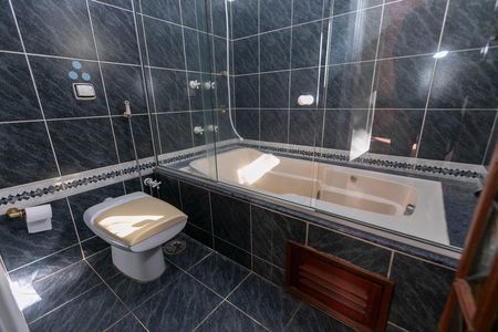 Casa de condomínio à venda com 612m², 7 quartos e 2 vagas Casa de condomínio à venda com 612m², 7 quartos e 2 vagasBANHEIRO SUITE Nº 5
