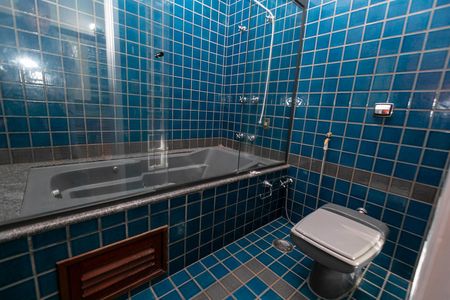 Casa de condomínio à venda com 612m², 7 quartos e 2 vagas Casa de condomínio à venda com 612m², 7 quartos e 2 vagasBANHEIRO SUITE Nº 4