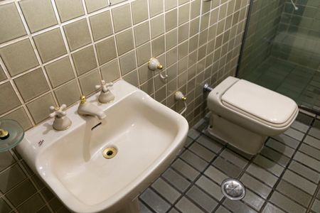Casa de condomínio à venda com 612m², 7 quartos e 2 vagas Casa de condomínio à venda com 612m², 7 quartos e 2 vagasBANHEIRO SUITE Nº 2