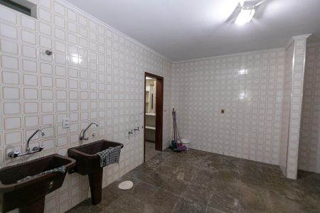 Casa de condomínio à venda com 612m², 7 quartos e 2 vagas Casa de condomínio à venda com 612m², 7 quartos e 2 vagasÁREA DE SERVIÇO
