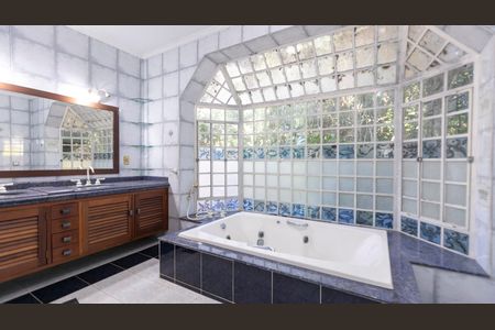 Casa de condomínio à venda com 612m², 7 quartos e 2 vagas Casa de condomínio à venda com 612m², 7 quartos e 2 vagasBANHEIRO SUITE Nº 6 - MASTER