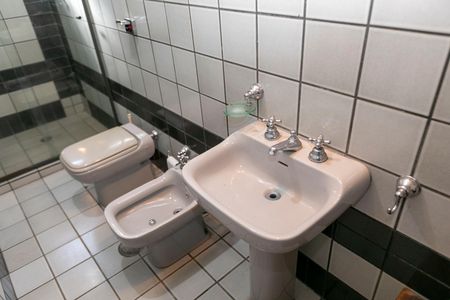 Casa de condomínio à venda com 612m², 7 quartos e 2 vagas Casa de condomínio à venda com 612m², 7 quartos e 2 vagasBANHEIRO SUITE Nº 3