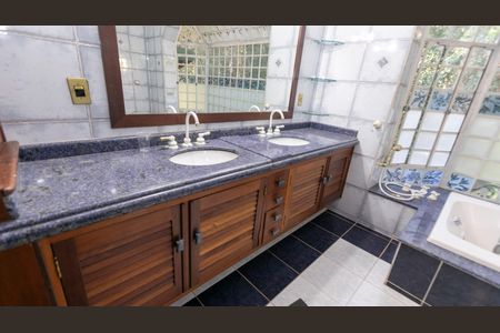 Casa de condomínio à venda com 612m², 7 quartos e 2 vagas Casa de condomínio à venda com 612m², 7 quartos e 2 vagasBANHEIRO SUITE Nº 6 - MASTER