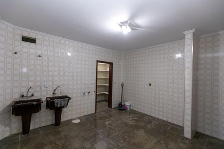 Casa de condomínio à venda com 612m², 7 quartos e 2 vagas Casa de condomínio à venda com 612m², 7 quartos e 2 vagasÁREA DE SERVIÇO