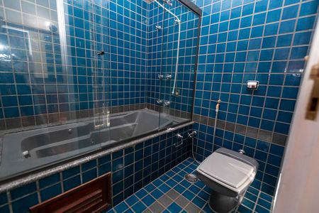 Casa de condomínio à venda com 612m², 7 quartos e 2 vagas Casa de condomínio à venda com 612m², 7 quartos e 2 vagasBANHEIRO SUITE Nº 4