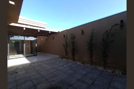 Casa de condomínio para alugar com 180m², 4 quartos e 2 vagas Casa de condomínio para alugar com 180m², 4 quartos e 2 vagasÁrea externa