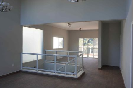 Sala de casa de condomínio para alugar com 2 quartos, 296m² em Parque Sinai, Santana de Parnaíba