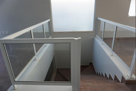 Escada de casa de condomínio para alugar com 2 quartos, 296m² em Parque Sinai, Santana de Parnaíba