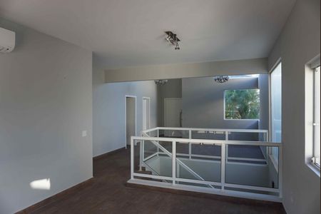 Sala de casa de condomínio para alugar com 2 quartos, 296m² em Parque Sinai, Santana de Parnaíba