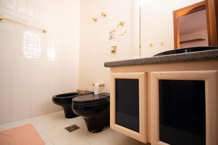 Casa à venda com 800m², 5 quartos e 5 vagasBanheiro da Suíte 2