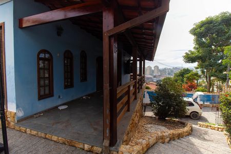Casa de condomínio à venda com 300m², 3 quartos e 4 vagas Casa de condomínio à venda com 300m², 3 quartos e 4 vagasÁrea externa