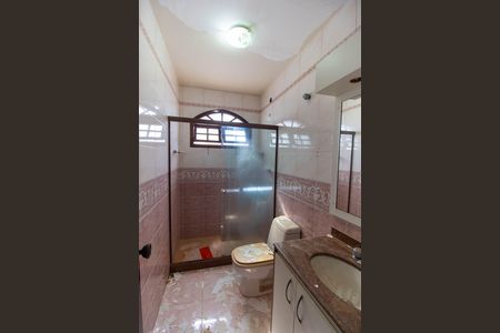Casa de condomínio à venda com 300m², 3 quartos e 4 vagas Casa de condomínio à venda com 300m², 3 quartos e 4 vagasBanheiro da Suíte 1