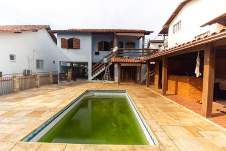 Casa de condomínio à venda com 300m², 3 quartos e 4 vagas Casa de condomínio à venda com 300m², 3 quartos e 4 vagasÁrea externa