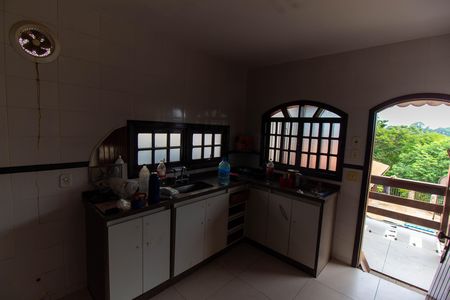 Casa de condomínio à venda com 300m², 3 quartos e 4 vagas Casa de condomínio à venda com 300m², 3 quartos e 4 vagasCozinha e Área de Serviço