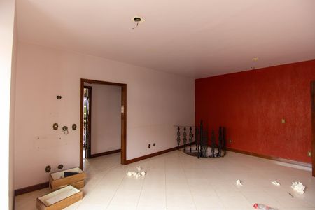 Sala de casa de condomínio à venda com 3 quartos, 300m² em Largo da Batalha, Niterói