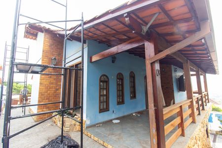Casa de condomínio à venda com 300m², 3 quartos e 4 vagas Casa de condomínio à venda com 300m², 3 quartos e 4 vagasÁrea externa