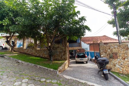 Casa de condomínio à venda com 300m², 3 quartos e 4 vagas Casa de condomínio à venda com 300m², 3 quartos e 4 vagasFachada