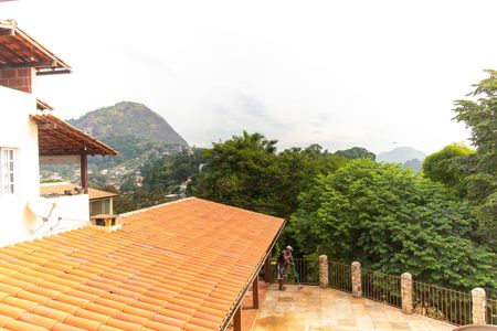 Casa de condomínio à venda com 300m², 3 quartos e 4 vagas Casa de condomínio à venda com 300m², 3 quartos e 4 vagasvista