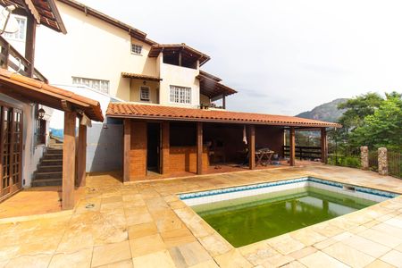 Casa de condomínio à venda com 300m², 3 quartos e 4 vagas Casa de condomínio à venda com 300m², 3 quartos e 4 vagasÁrea externa