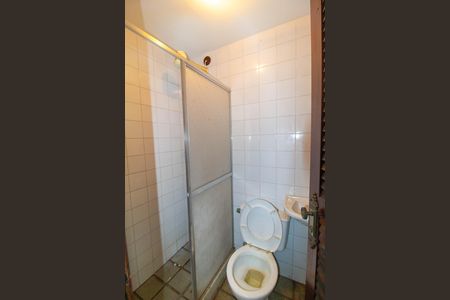 Casa de condomínio à venda com 300m², 3 quartos e 4 vagas Casa de condomínio à venda com 300m², 3 quartos e 4 vagasBanheiro de serviço