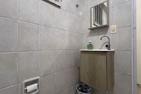 Banheiro de kitnet/studio para alugar com 1 quarto, 28m² em Jardim Santa Edwirges, Guarulhos