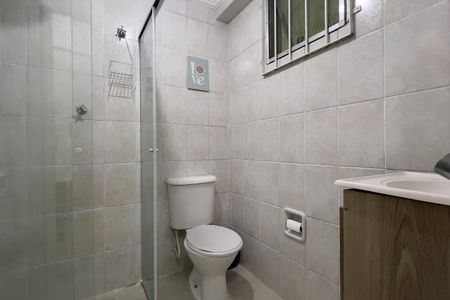 Banheiro de kitnet/studio para alugar com 1 quarto, 28m² em Jardim Santa Edwirges, Guarulhos