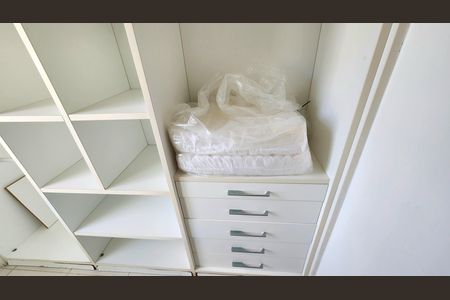 Apartamento para alugar com 120m², 2 quartos e 2 vagas Apartamento para alugar com 120m², 2 quartos e 2 vagasQuarto 1 - closet