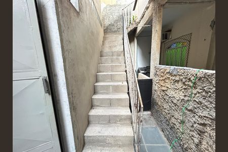 Escada de casa para alugar com 2 quartos, 120m² em Paiol de Pólvora, Nilópolis