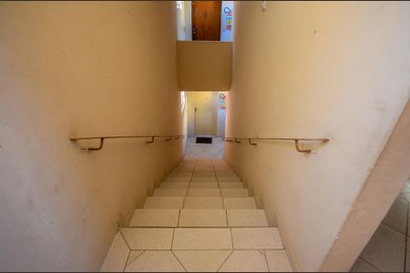 Casa para alugar com 55m², 2 quartos e 1 vaga Casa para alugar com 55m², 2 quartos e 1 vagaEscada