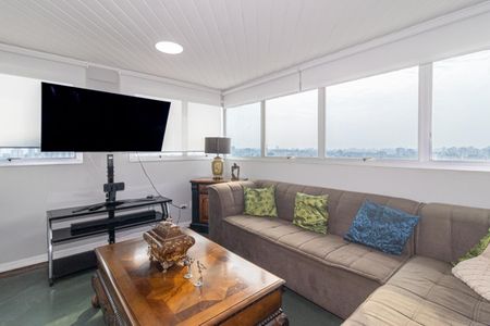 Apartamento à venda com 210m², 3 quartos e 2 vagas Apartamento à venda com 210m², 3 quartos e 2 vagasSala de TV