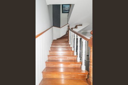 Apartamento à venda com 210m², 3 quartos e 2 vagas Apartamento à venda com 210m², 3 quartos e 2 vagasEscada